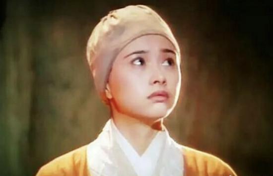 何美钿过去在《笑傲江湖》中饰演仪琳小师妹，清纯可爱娃娃脸还被封为“最美仪琳”。