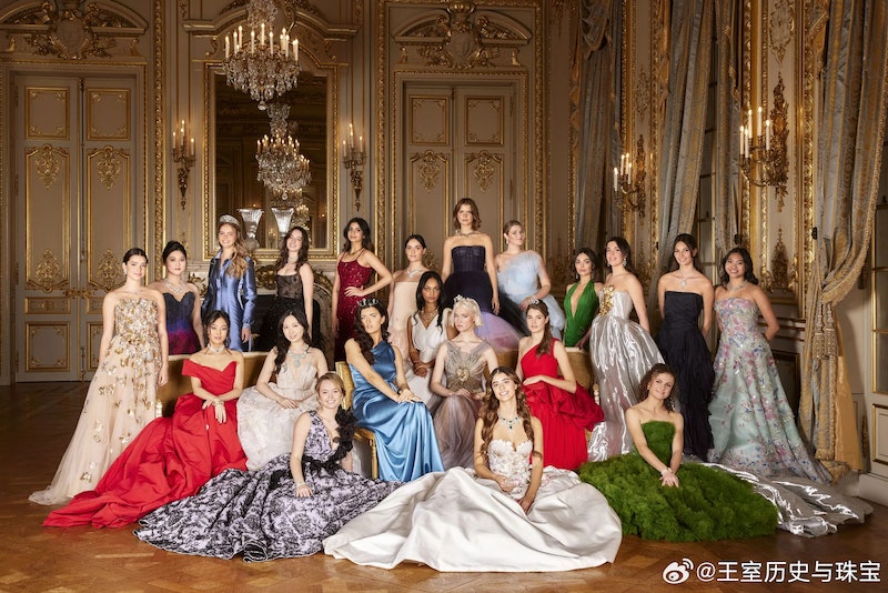 年度盛事巴黎名媛舞会，25日于巴黎香格里拉酒店举行，今年甄子丹长女甄济如（第二排左2）亦受邀出席。