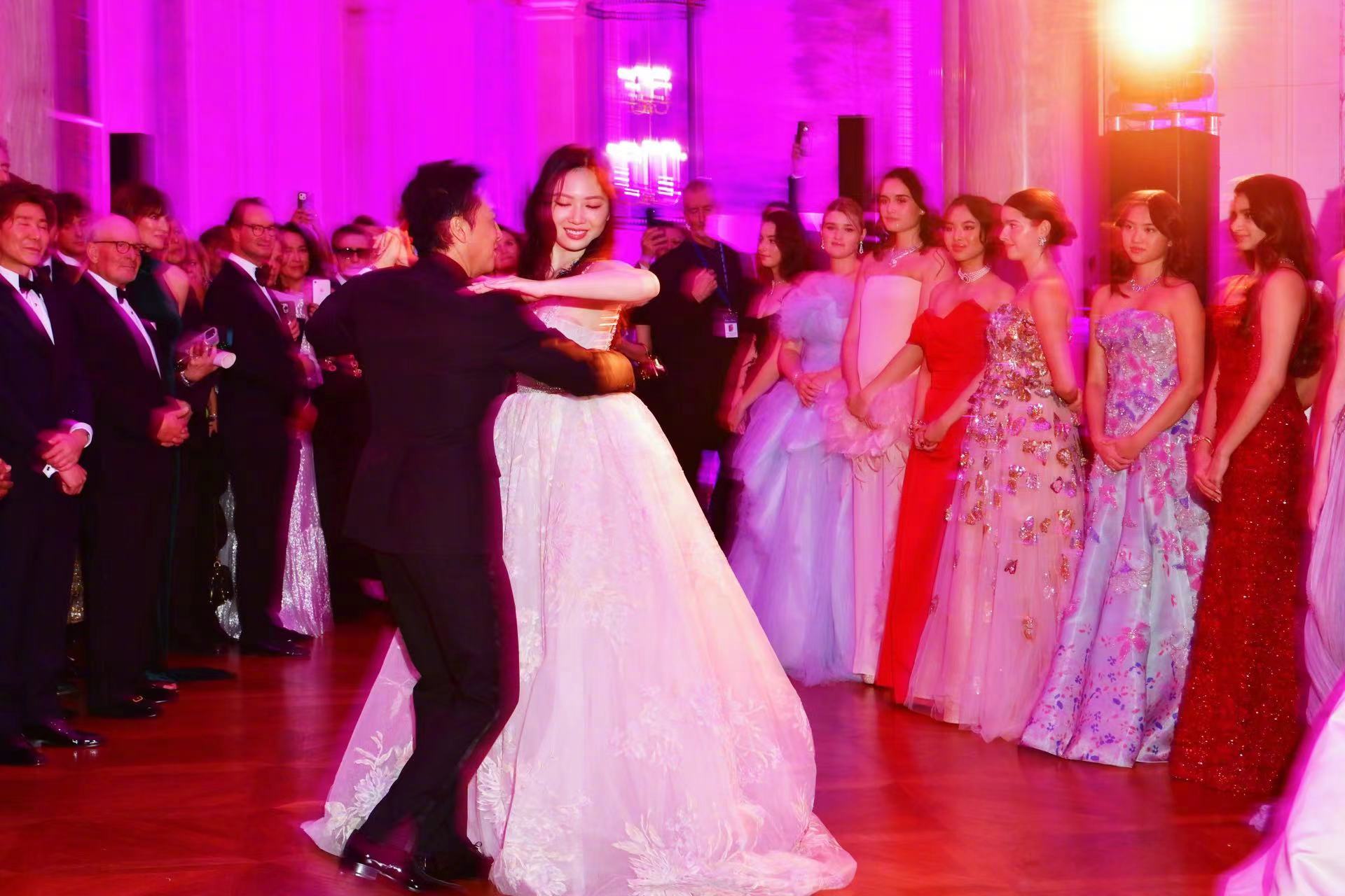甄子丹与甄济如父女上阵跳华尔兹作为开场舞。