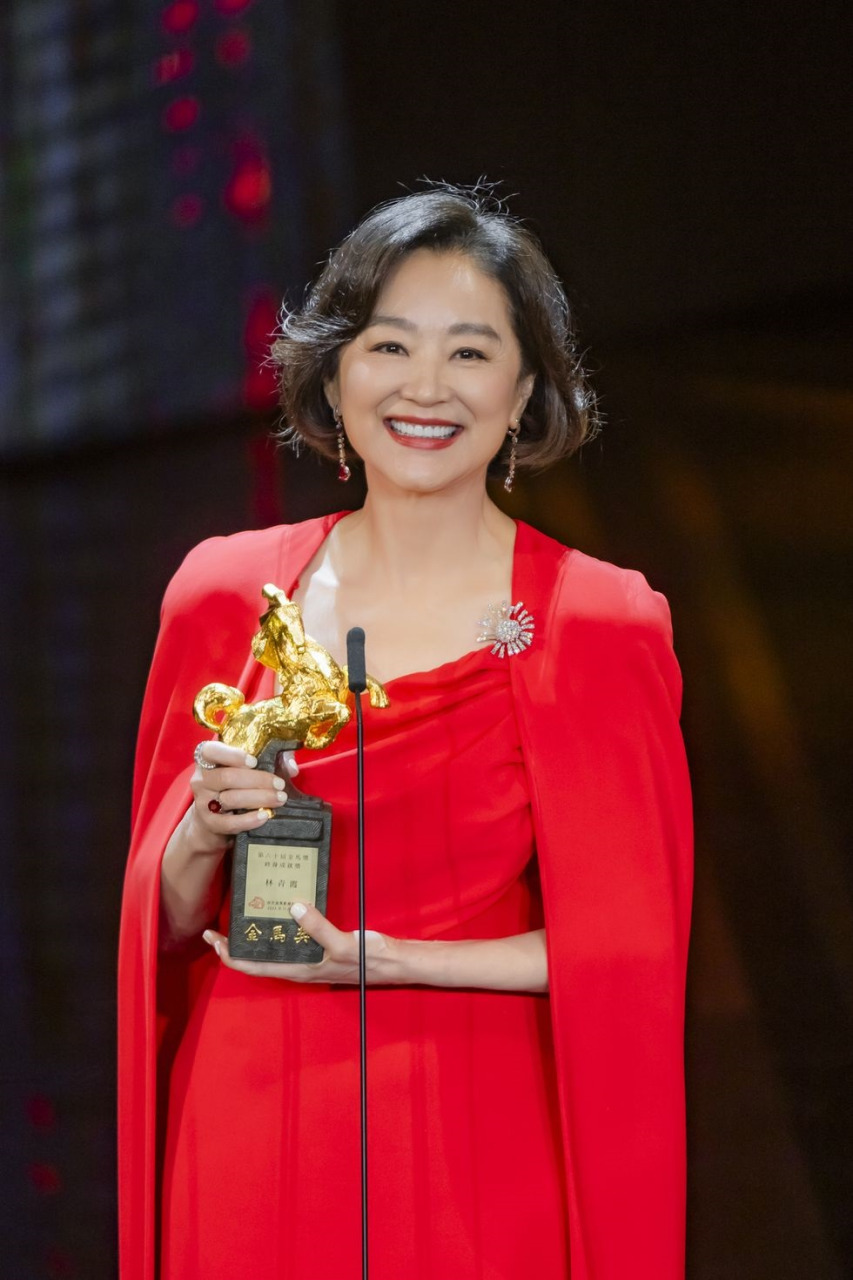 林青霞获颁金马60终身成就奖。