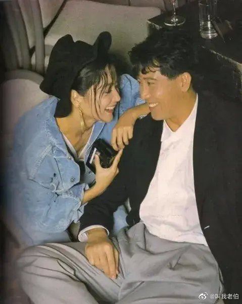 网络上又疯传1980年林青霞和秦汉的亲密合照，热恋中的两人看来极为要好。