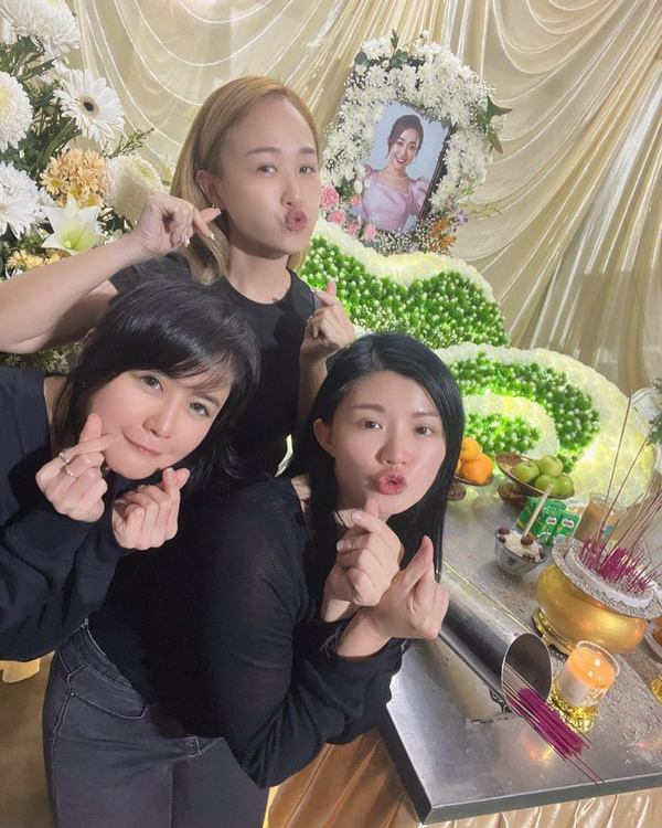 阿妮（中）与金燕子（左）和王雪晶，在灵堂上与莊群施拍下M-Girls最后“合体照”。