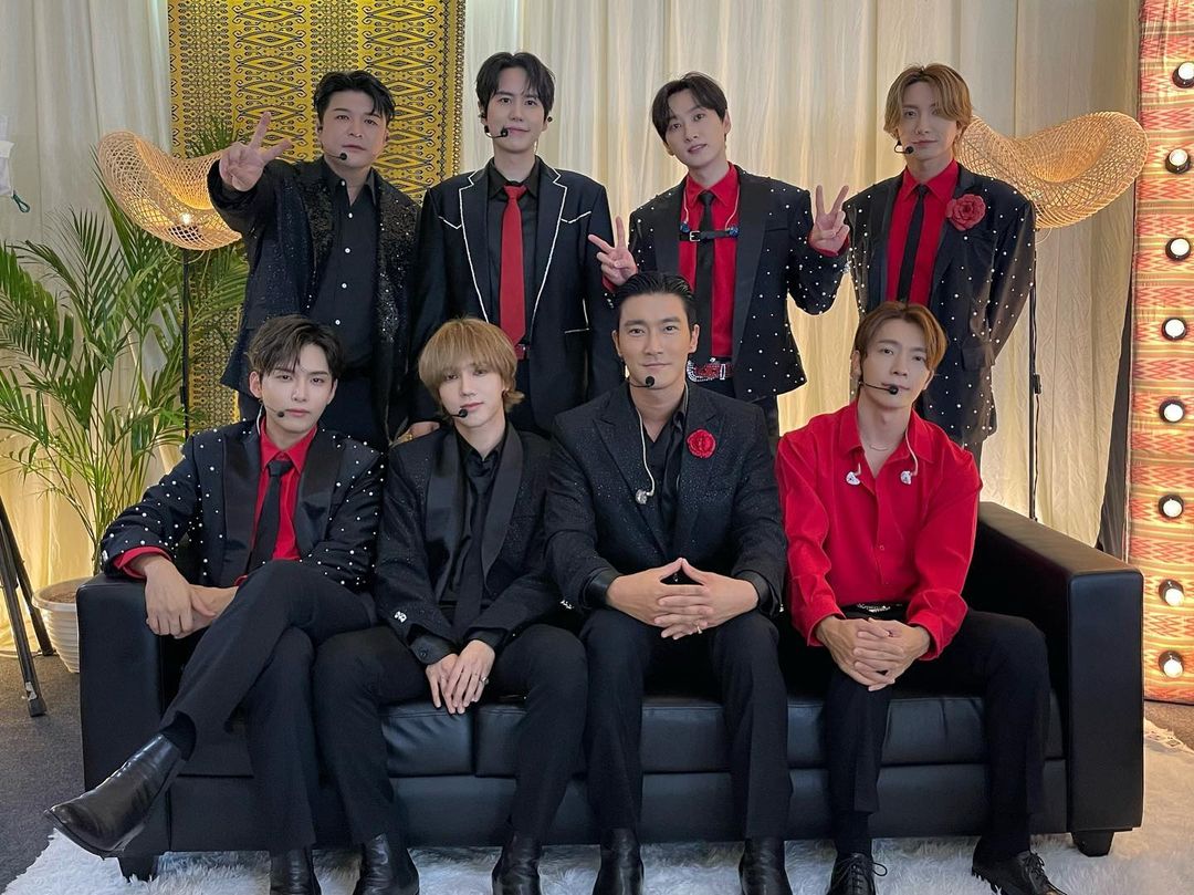 崔始源与Super Junior成员早前结束雅加达演出后合影。