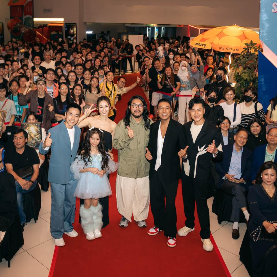 《锁战》导演与众演员出席吉隆坡影迷见面会，并下台与观众合照。左起为郭晓东、高海宁、陈诗珑（小演员）、吴培吉、姜皓文以及黄浩然。（取自FunTime娱人街）