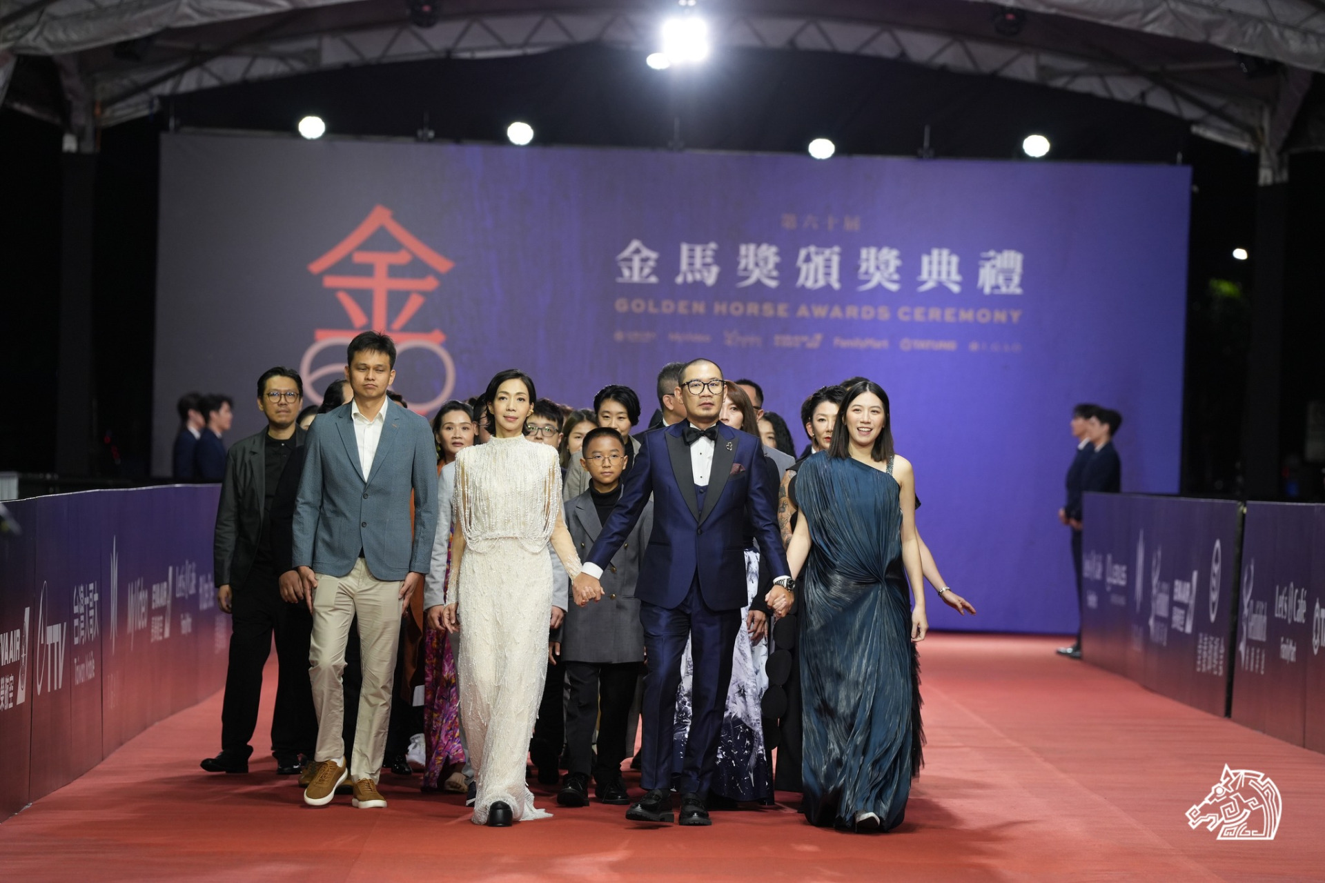 张吉安（右2）早前率领《五月雪》演员和剧组人员出席金马奖并参与走红毯仪式。