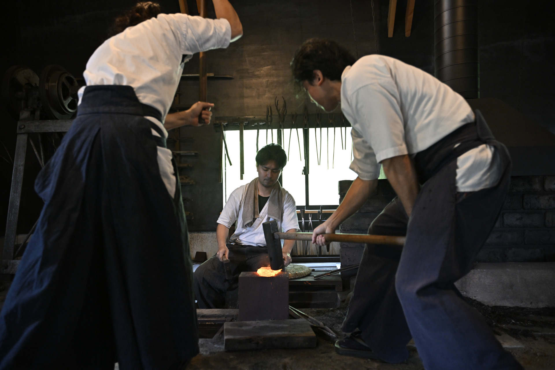 ■“刀锻冶”依然遵循古法打造着日本刀。