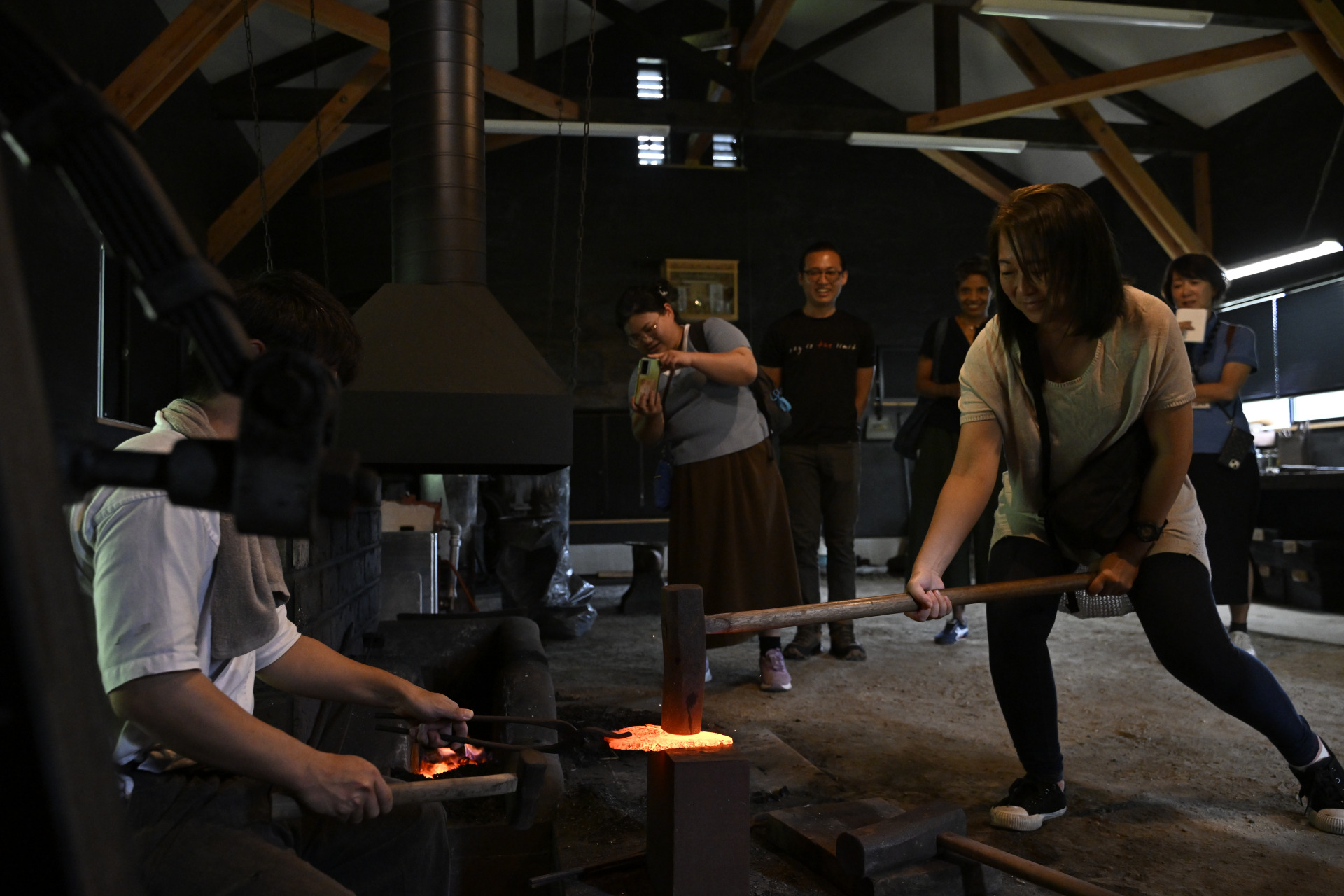 ■参观者可以亲手尝试以7公斤铁锤打炼日本刀的原材料——玉钢。