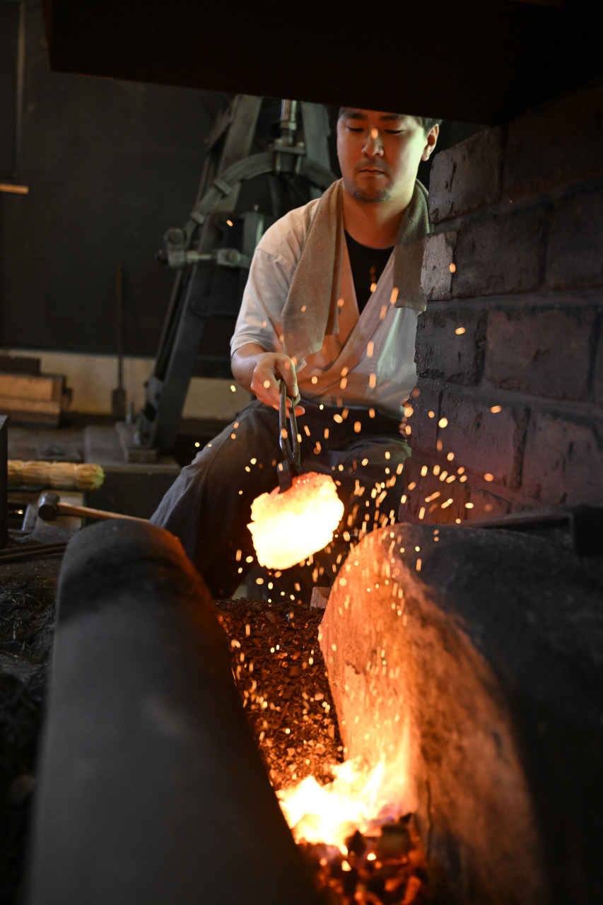 ■打铁要趁热，日本刀的原材料——玉钢，需要在1000摄氏度的炼火下打炼。
