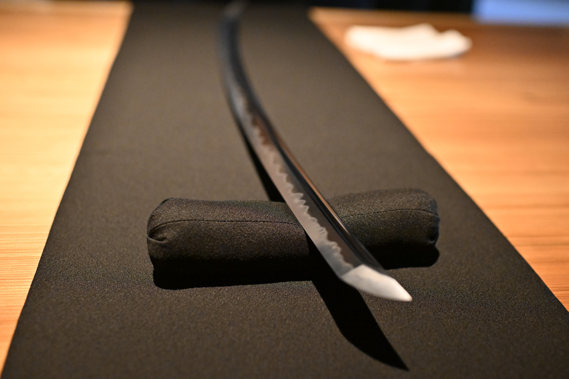 ■在灯光下可以仔细欣赏梨地肌刃纹。
