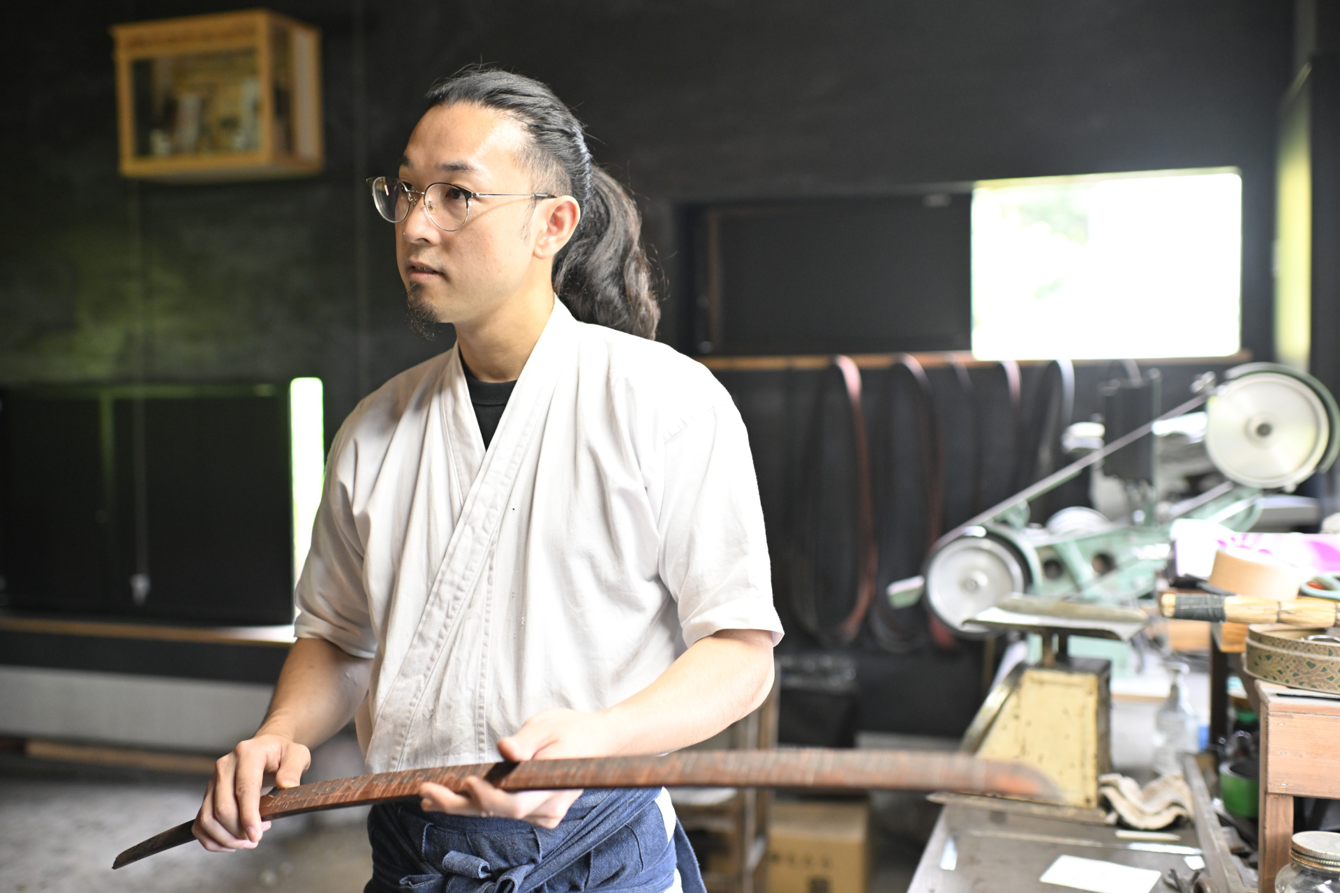 ■黑本知辉是年轻的“刀锻冶”。
