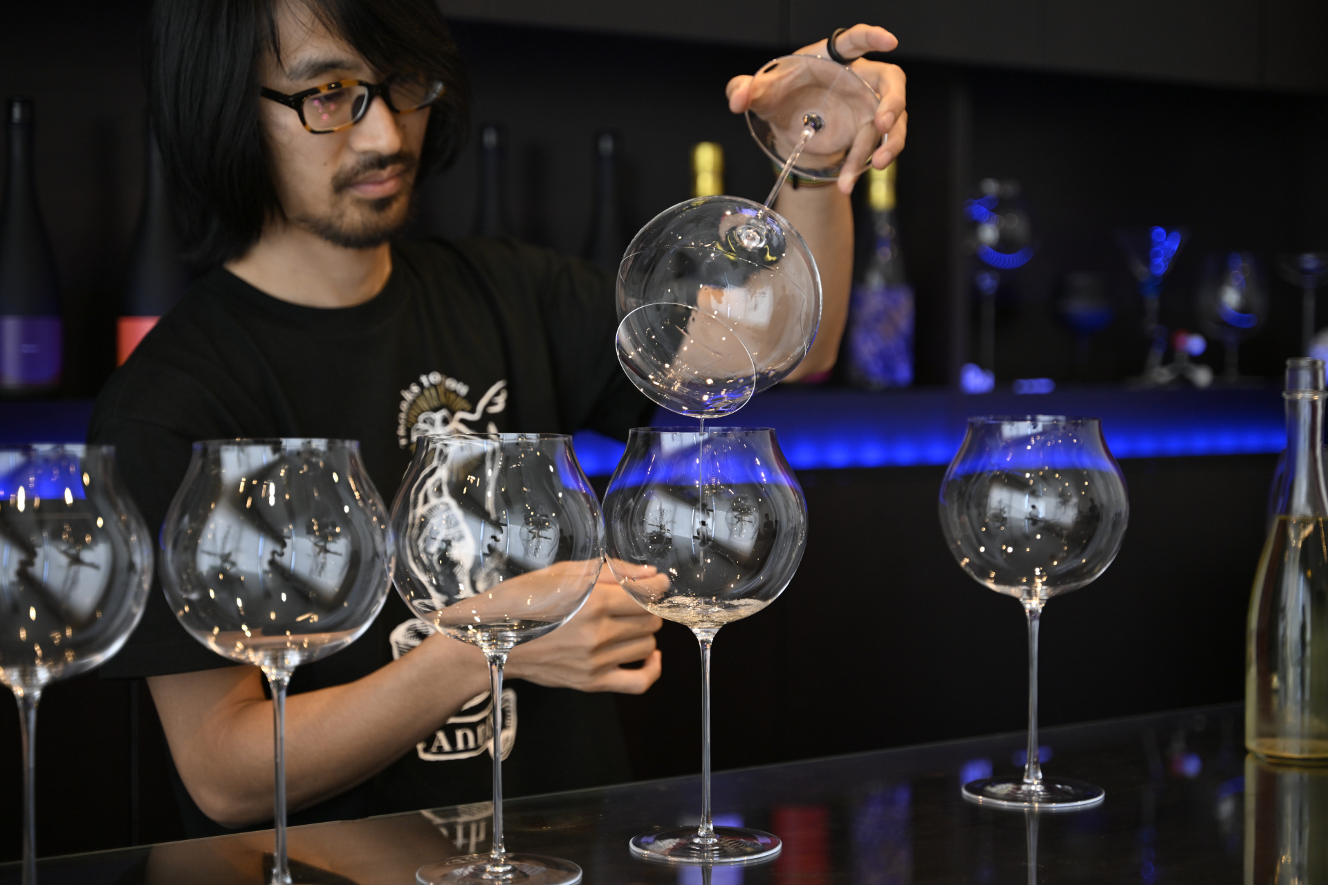 ■行待佳树在和客人品酒交流中，视探客人的口味喜好。