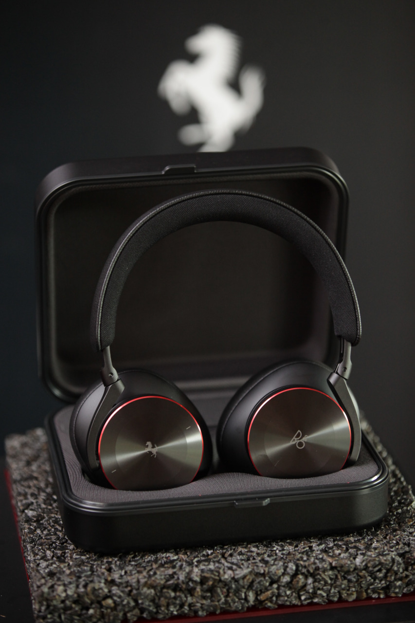 ■法拉利联名款Beoplay H95耳机采用法拉利经典漆黑色配搭跃马标志设计，耳罩部分则是浓郁红色。