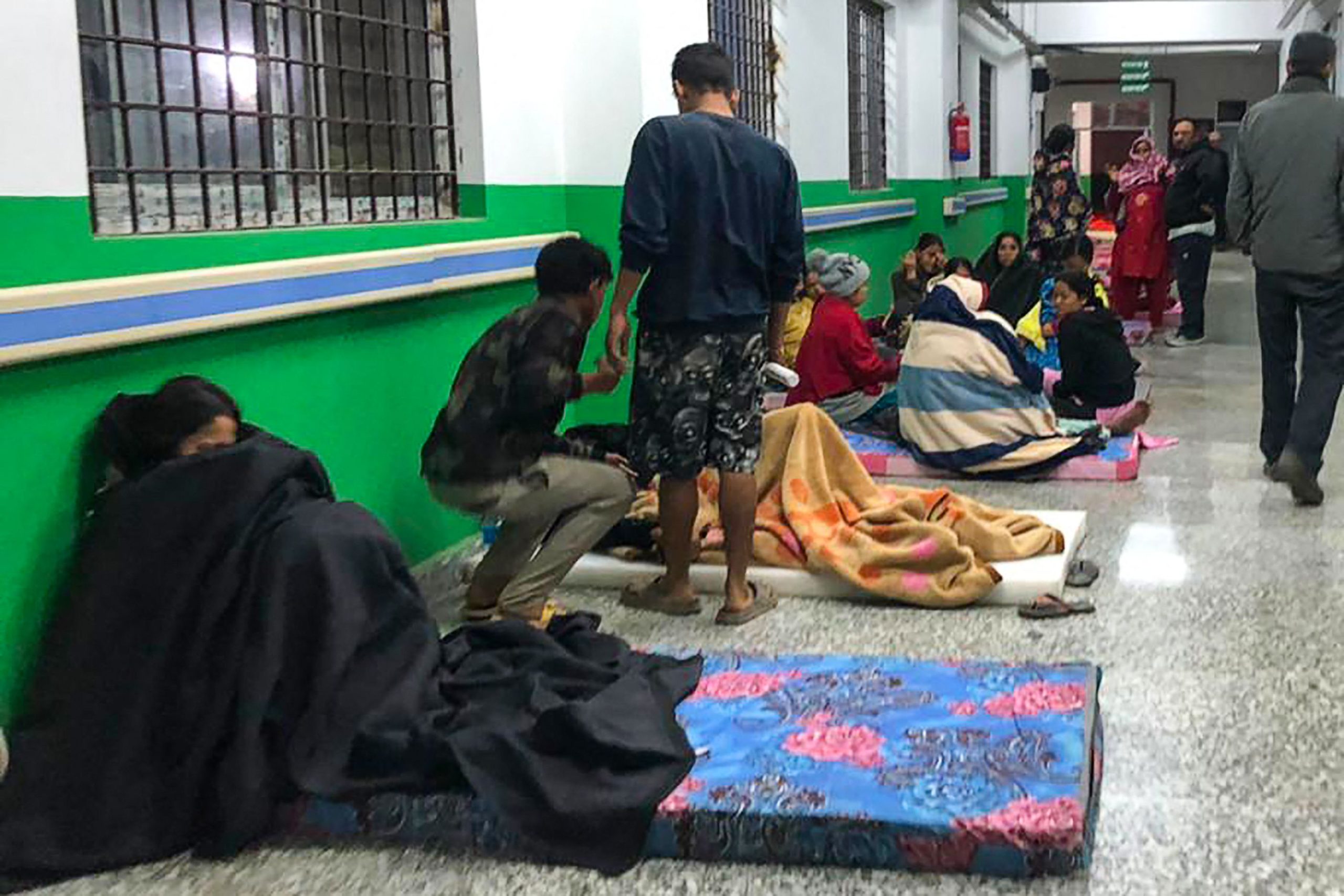 地震生还者周六凌晨在贾雅科特地区医院的走廊接受治疗。（法新社）