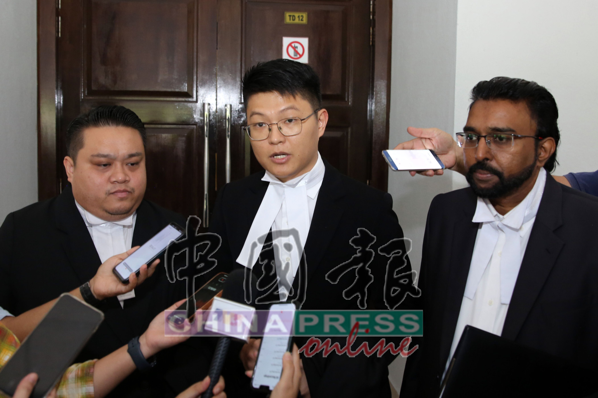 华岚的代表律师为阿迪祖卡奈因（左起）、刘毅龙及马尼瓦南。