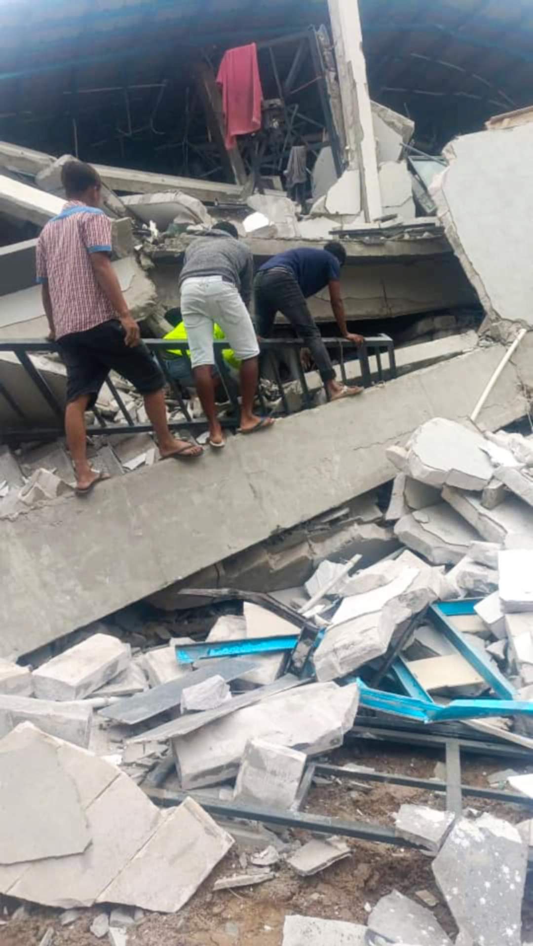 兴建中度假村坍塌 4人埋压废墟堆【内附音频】