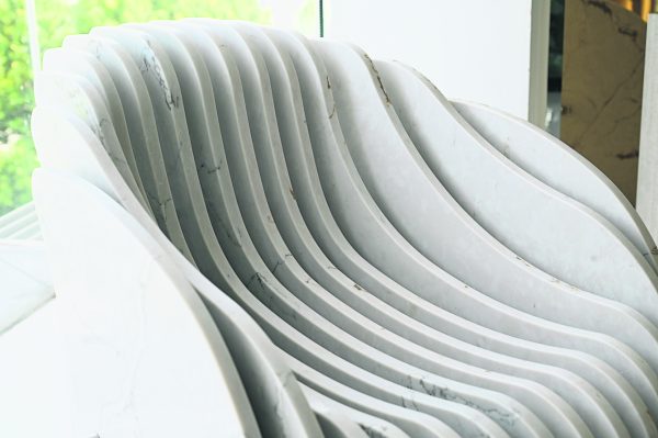 陈威翰与Cosentino合作下，用赛丽石面板，设计出沙丘系列扶手椅和茶几组合，呈现线条与层次感，让硬材质释出柔和感。