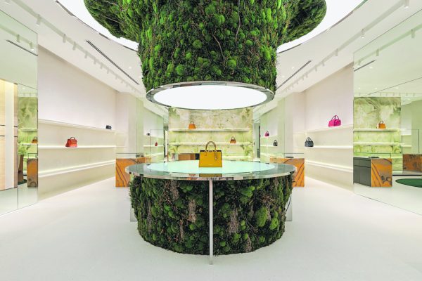 陈威翰与团队为Braun Buffel布城门店作室内设计，店中央出现抽象大树和苔藓，未来感十足，吸引年轻人目光。
