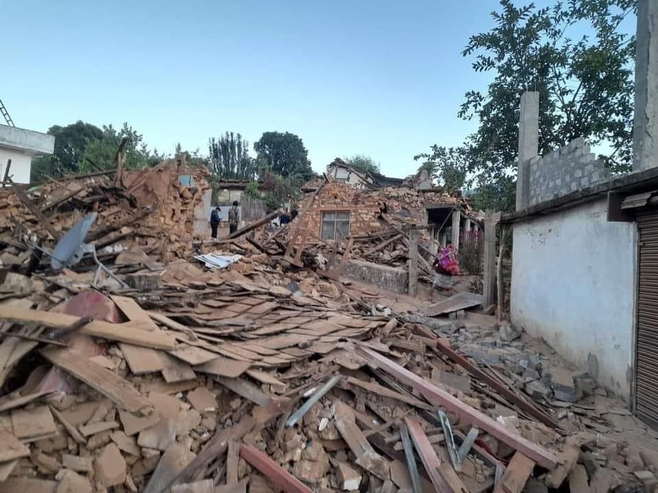贾雅科特区房屋倒塌，成了废墟。