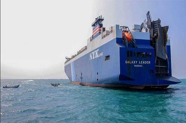 在“银河领袖号”货轮被劫持一周后，另一艘以色列油轮在也门海岸被武装人员扣押。图为11月22日的“银河领袖号”。
