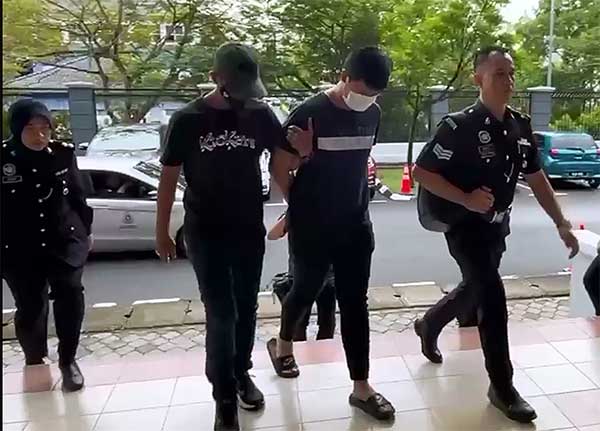 郭嘉伟（左2）被警员带上芙蓉地庭及推事庭面对两项控状。