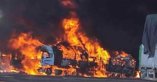 中国货车车队缅北遇袭 百多辆被烧毁