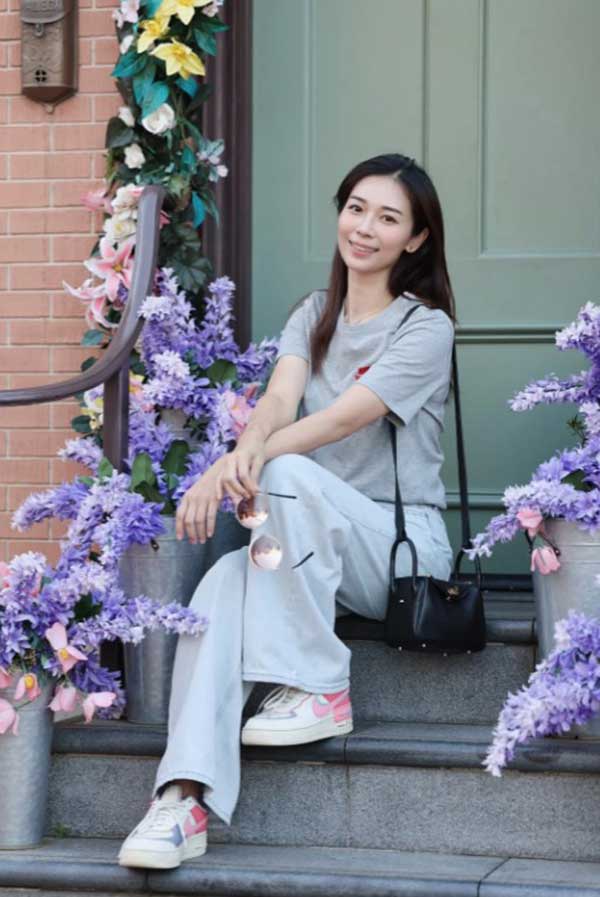 杨秀惠分享自己在迪士尼乐园身穿T恤长裤的美照，藉此呼吁大家不要随意批评妈妈的外表或生活方式。（截图取自杨秀惠的小红书）