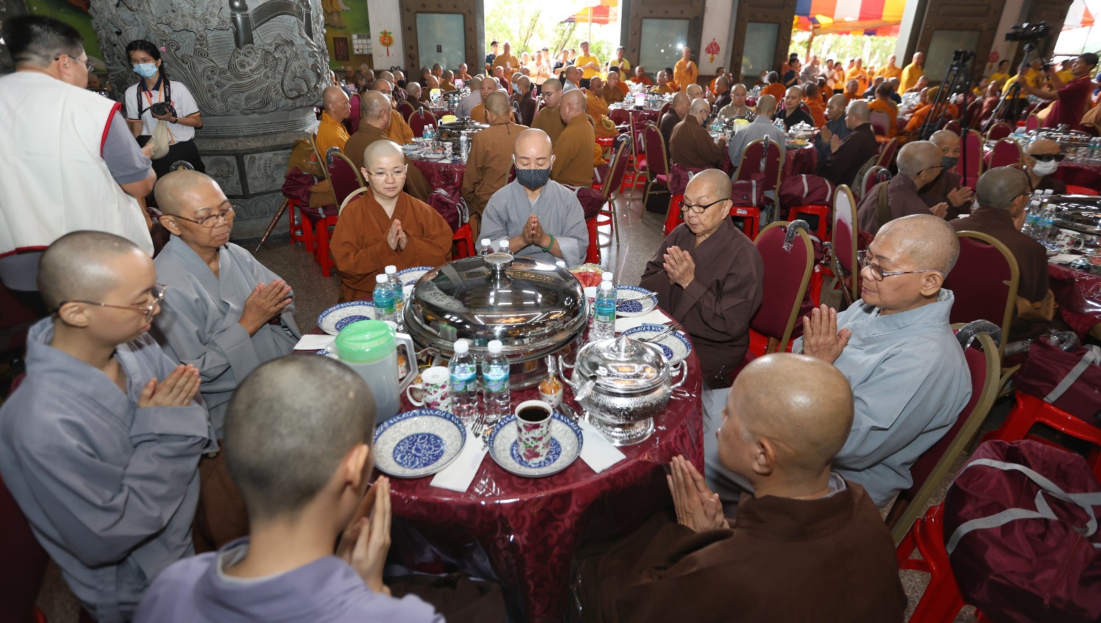 约300名僧侣接受善信的供养。