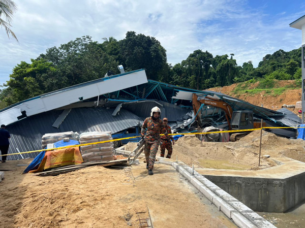 事故现场已拉起黄色警戒线，消拯员忙于寻找失踪者。