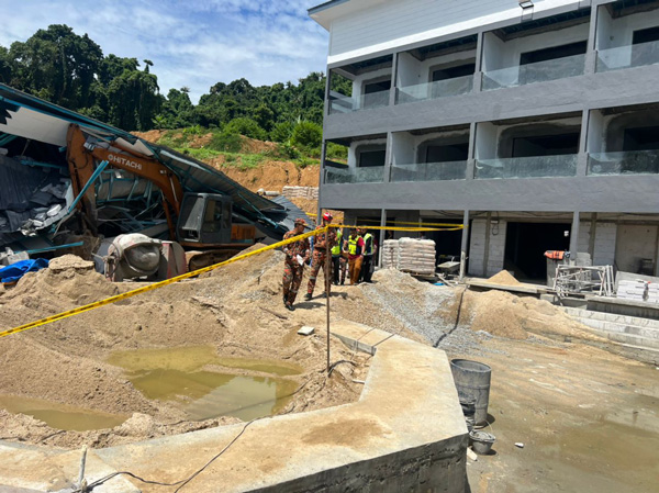 坍塌的建筑物压埋许多工地器材，包括神手及混凝土搅拌机。