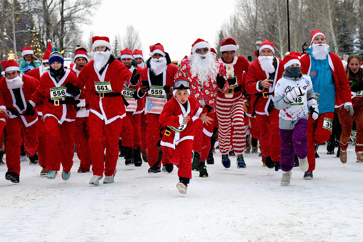 圣诞老人跑－－美国科罗拉多州布雷肯里奇周六（2日）举行“圣诞老人跑”活动，穿着圣诞老人服装的跑步者，从起跑线出发。（法新社）