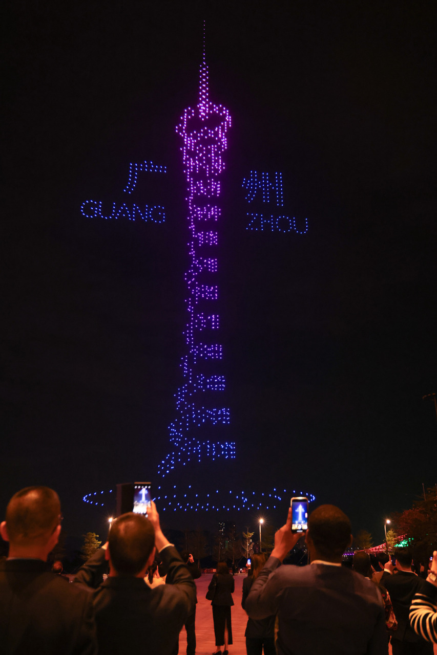 无人机表演－－中国广州南沙周六举行无人机表演迎接世界媒体峰会，大量无人机照亮夜空。（新华社）
