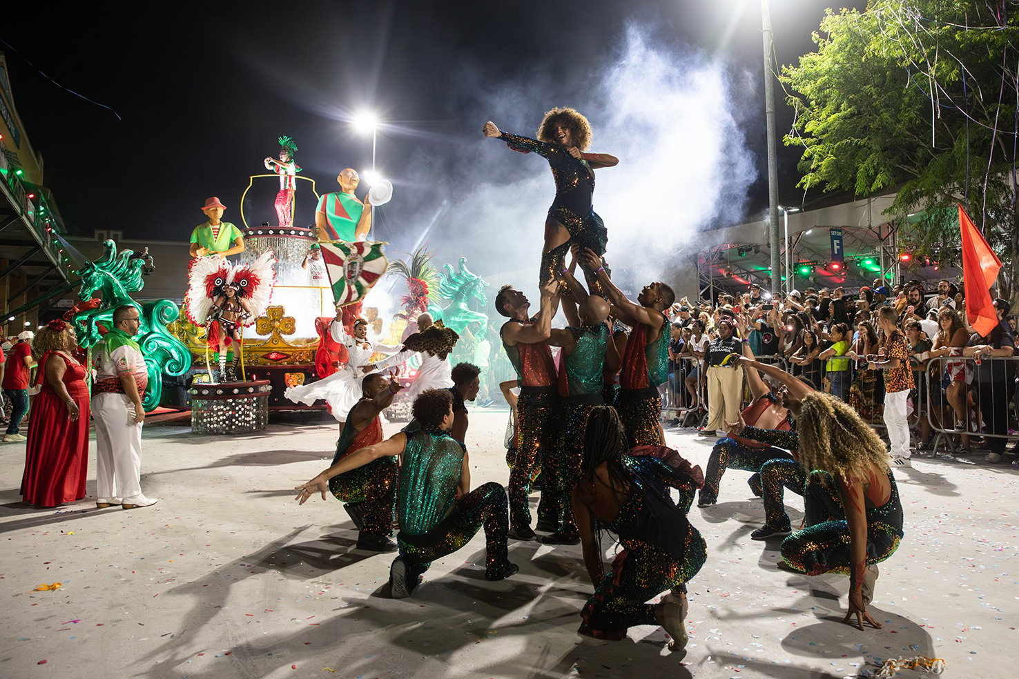 国家桑巴日－－周六凌晨，在巴西里约热内卢桑巴之城，来自大河舞校的演员参加桑巴游行。当晚，里约热内卢桑巴之城举行为期2天的活动庆祝国家桑巴日。桑巴舞不仅是一种音乐和舞蹈，更是一种文化表达方式。它反映了巴西人民的热情、活力和多样性。桑巴舞通常出现在巴西的节日庆典、嘉年华和各种社交活动中。（新华社）
