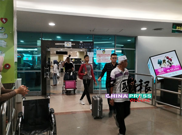 来自印尼亚齐航班抵达槟城机场，大约20分钟就已有人走出机场。