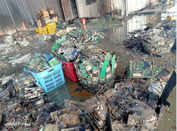 灾场堆积许多废旧金属。