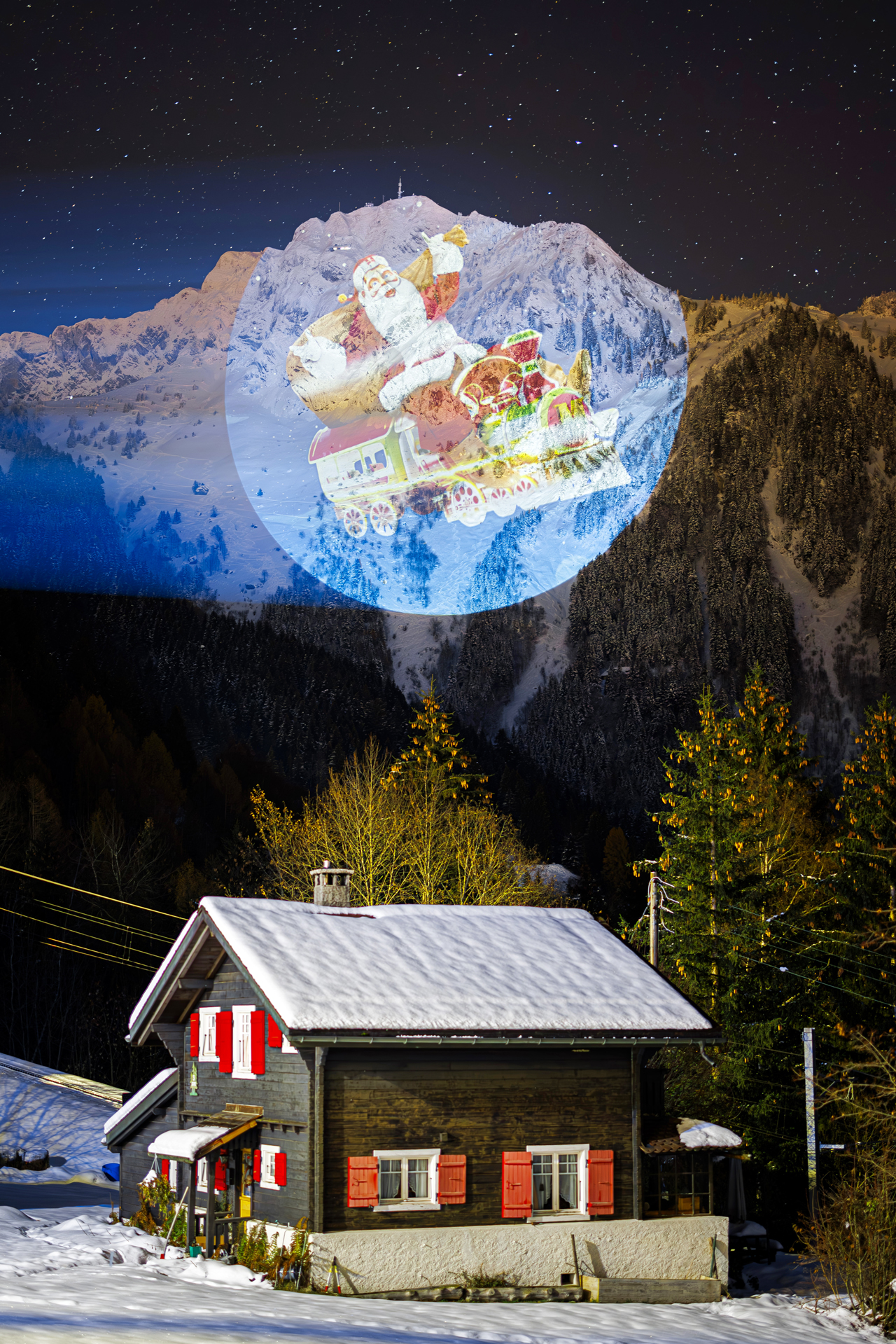 巨大影像投射罗什德内峰 圣诞老人传递希望