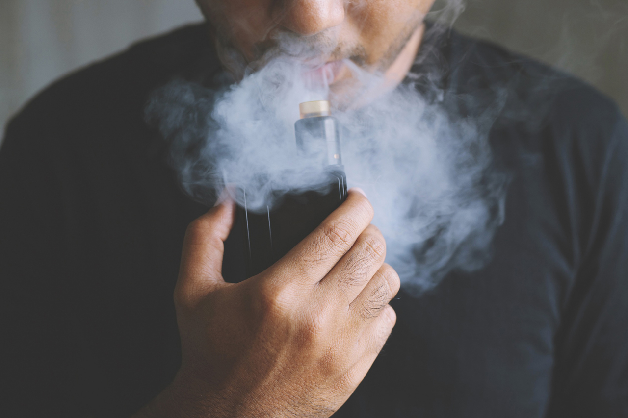 吸电子烟不只增肺部疾病风险 卫生部：或增患糖尿病风险