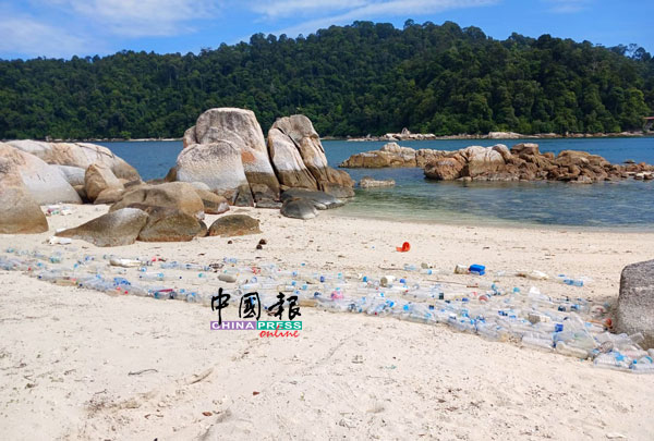 邦咯岛数个海滩都陆续出现垃圾，其中不乏塑料垃圾。
