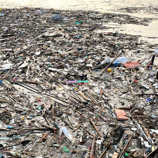 邦咯岛一带海域的小岛，于周六（12月11日）傍晚，开始出现“垃圾潮”。