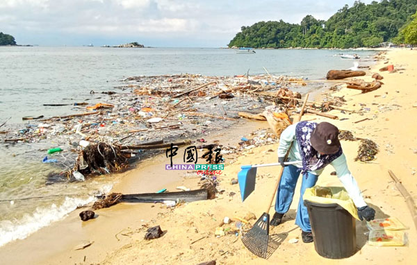 曼绒市议会清洁工人在清理海滩垃圾。