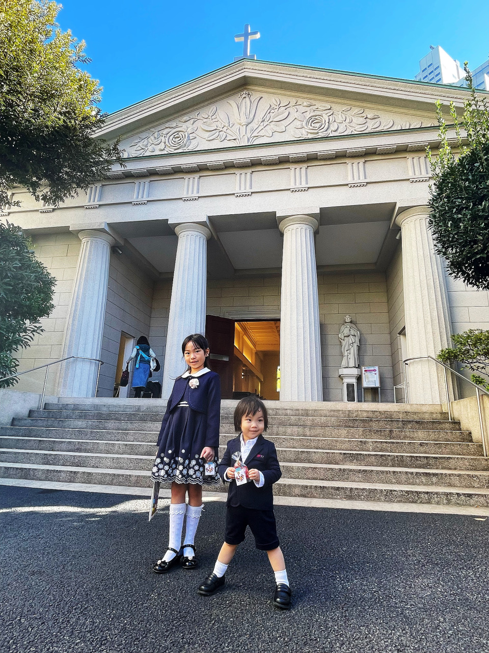 ■在教堂庆祝 “七五三” 节日的日本儿童。