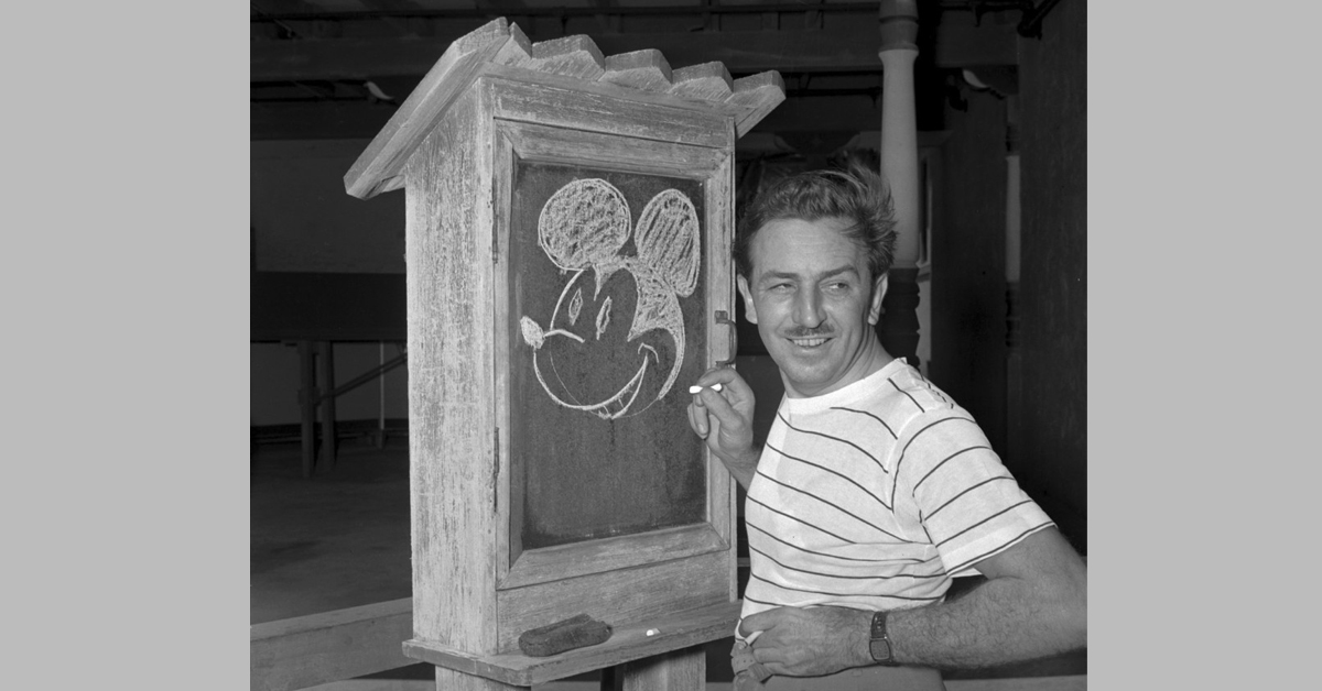华特迪士尼在1941年和早期的米奇老鼠肖像合照。（美联社）