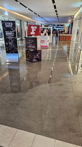 蒲种IOI购物广场雨水渗入，许多众人被迫涉水通过。