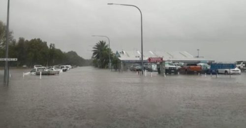 澳洲昆士兰洪水暴发 当局促数千居民疏散