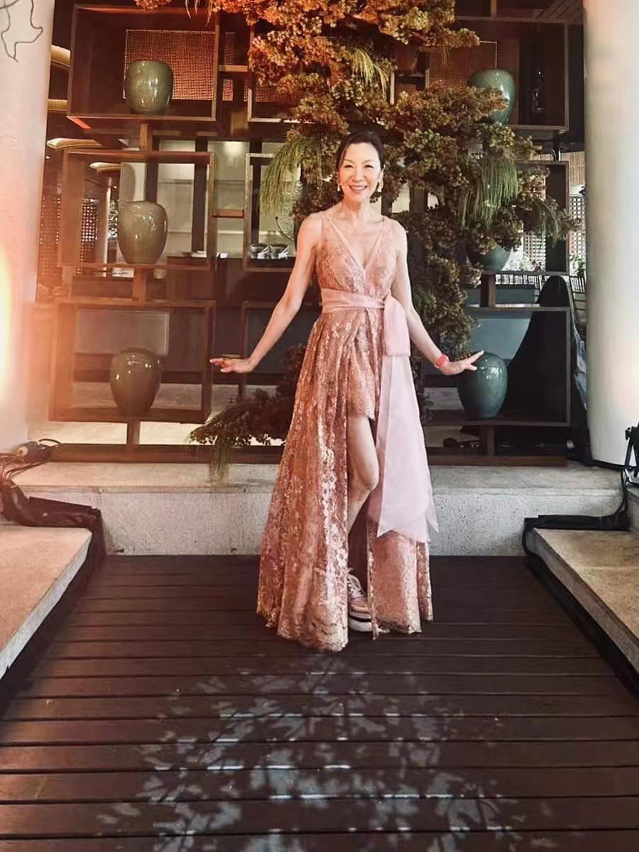 杨紫琼穿上粉橙蕾丝礼服，举手投足间飘逸出俏皮、优雅迷人的一面。