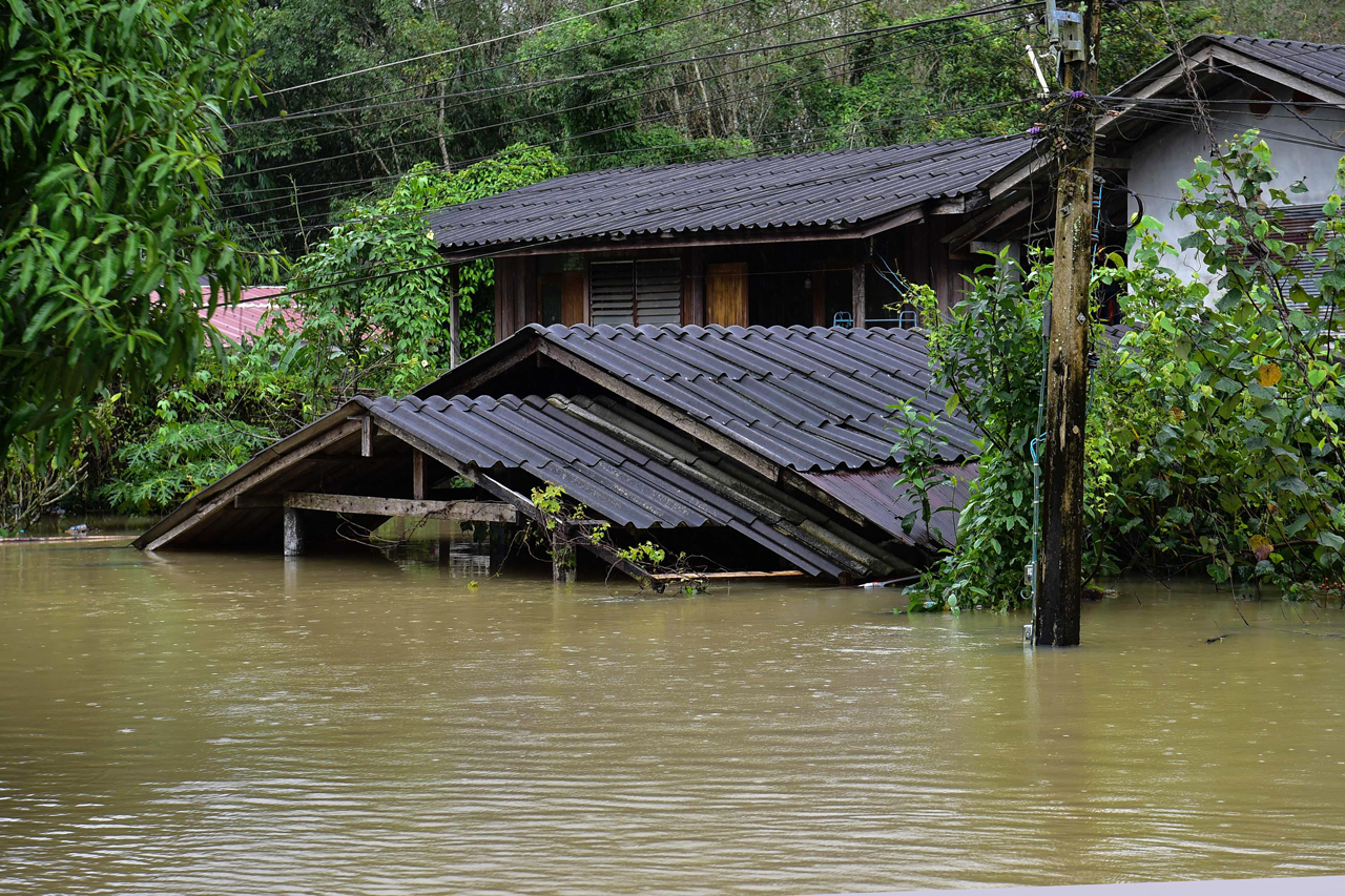 泰南水灾5万人受灾 公路铁路被淹 交通中断