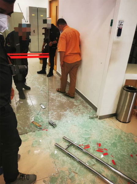 保安员的枪械走火，不慎将银行玻璃门轰碎。