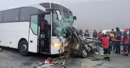 土耳其高速公路7车追撞 至少12死57伤