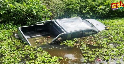 四驱车翻落水道 车内2男惨遭没顶