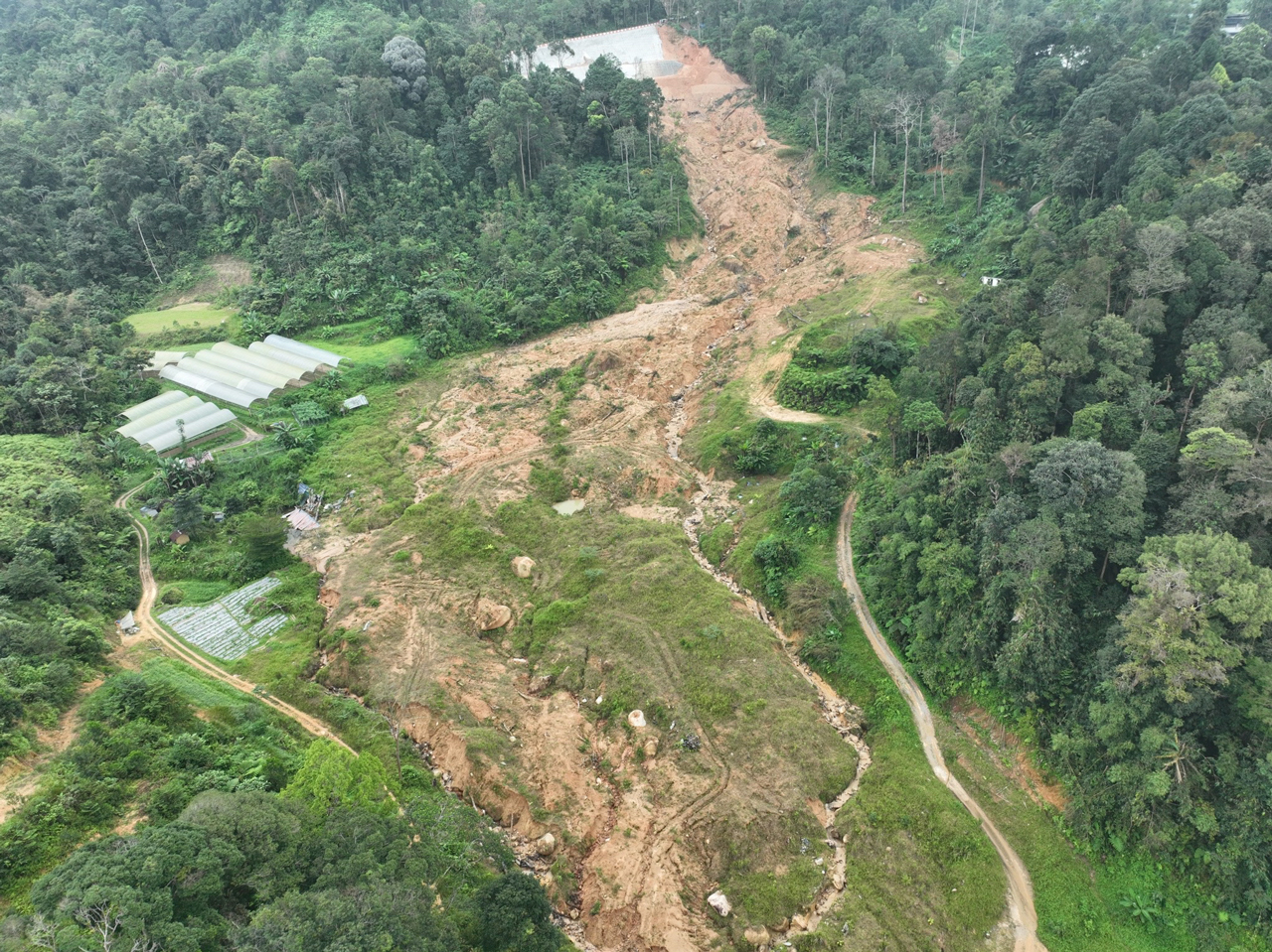 峇冬加里土崩1周年｜现场封路一年 土崩痕迹仍在