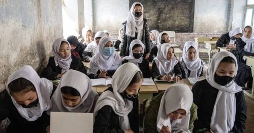 塔利班统治下只能念小学 阿富汗女孩含泪毕业